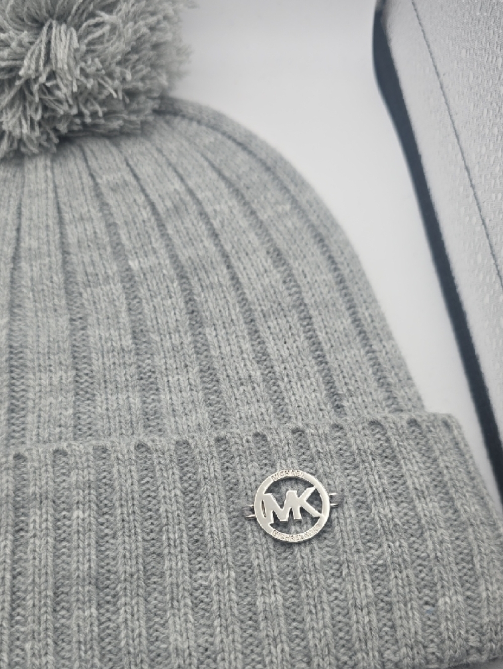 Michael Kors Light Gray Ribbed Knit Pom Beanie MK Metal Silver Logo (NWOT) 🩶 - Picture 3 of 6